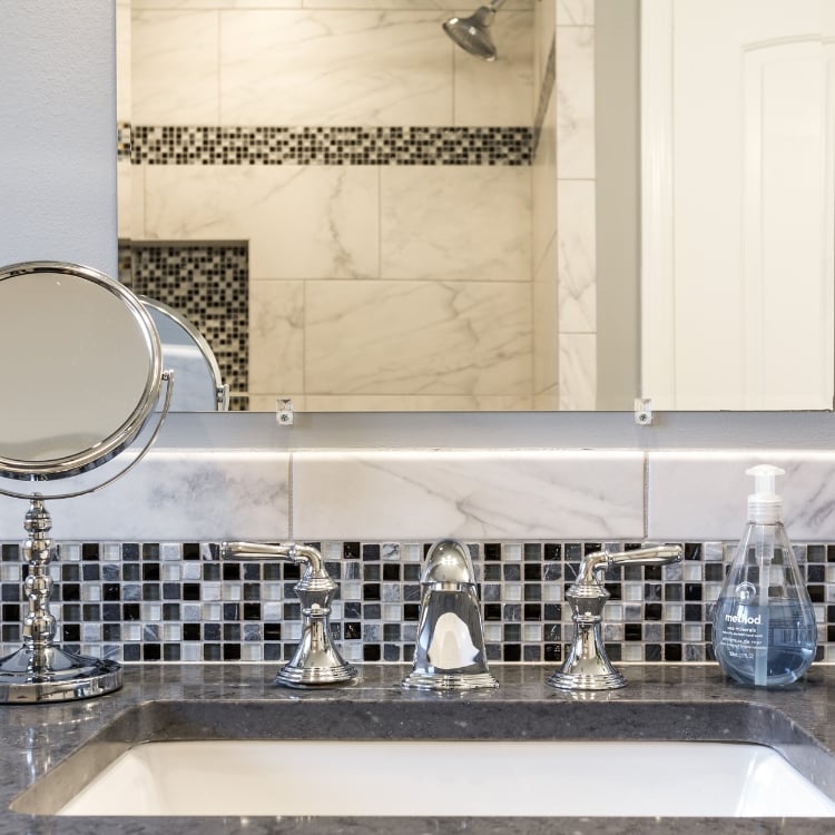 glass mosaic bathroom tile